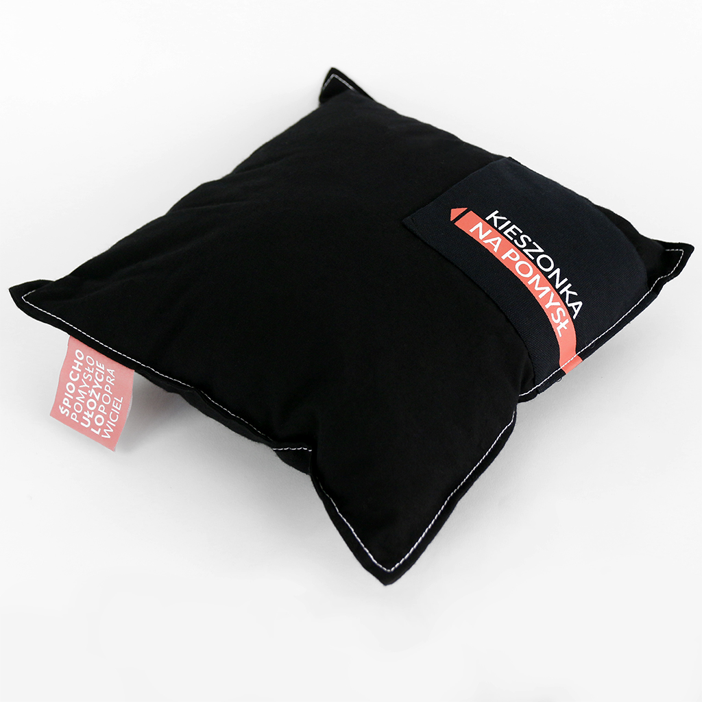poduszka reklamowa z nadrukiem, czarna poduszka z kieszonką i dużą różową wszywką, nadruk na kieszonce: kieszonka na pomysł