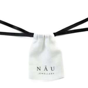 Lniany woreczek na biżuterię z nadrukowanym logo NAU w kolorze białym