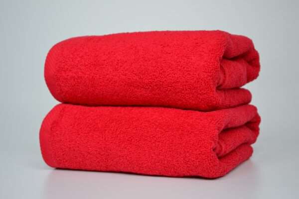 Czerwone bawełniane ręczniki hotelowe o wysokiej gramaturze z dostępnym haftem hotelu