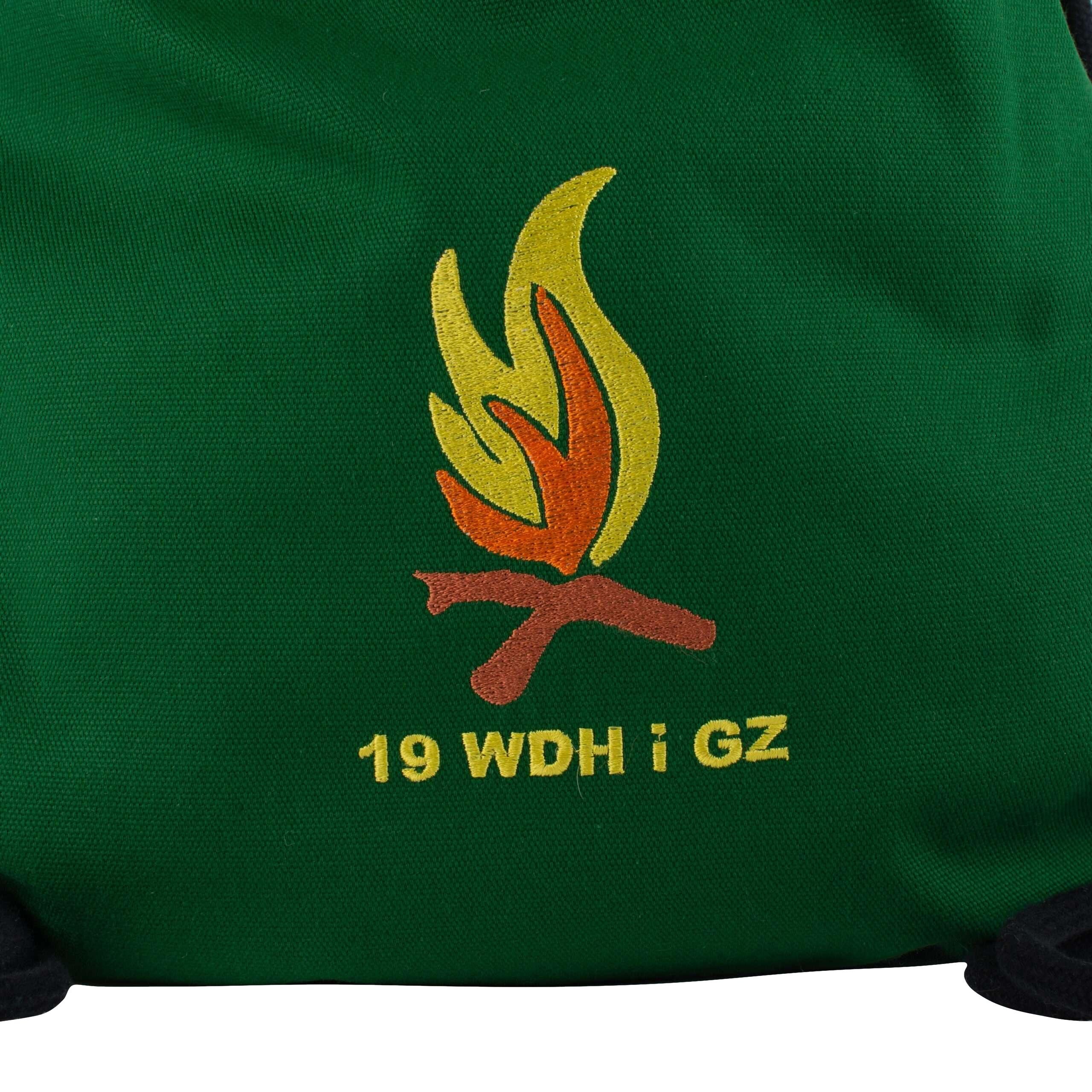 Workoplecak bawełniany zielony z haftowanym logo ogniska i napisem 19 WDH i GZ