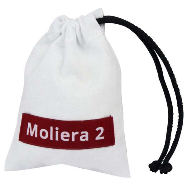 Biały woreczek bawełniany z naszywką logo Moliera 2 i czarnymi sznureczkami do zaciągania