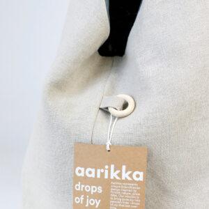 Kartonowa naszywka do lnianej torby, widoczny napis Aarikka.