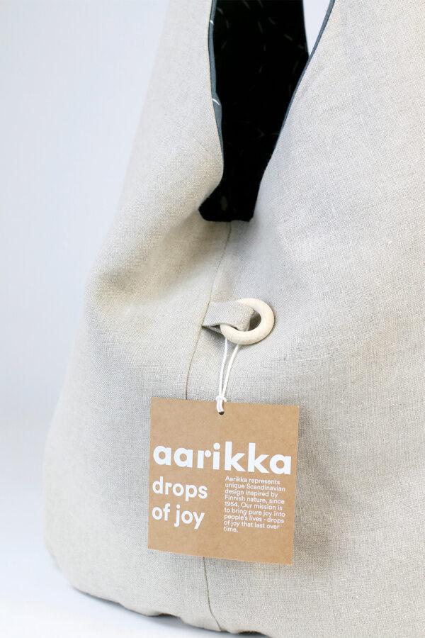 Kartonowa naszywka do lnianej torby, widoczny napis Aarikka.