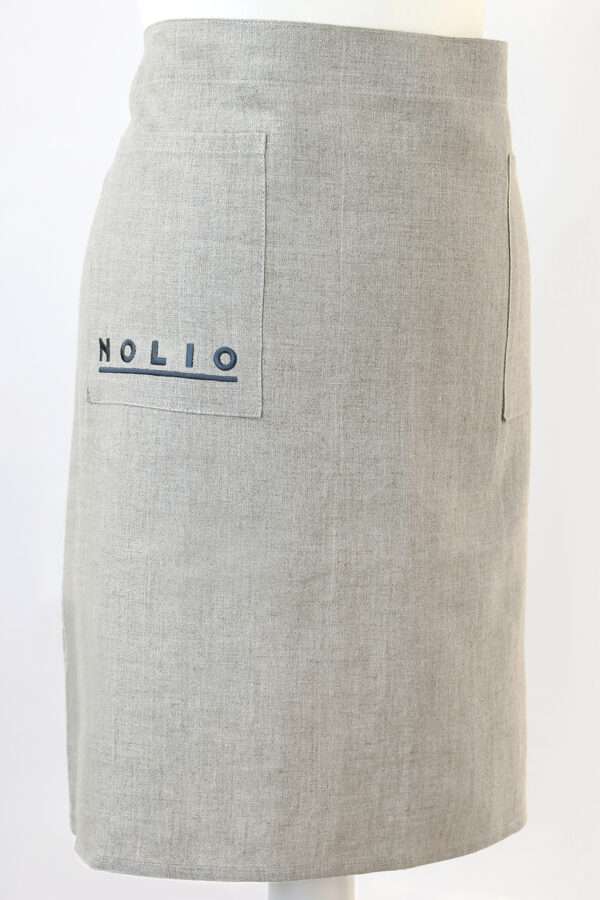 Naturalna, lniana długa zapaska kelnerska z haftowanym logo restauracji NOLIO