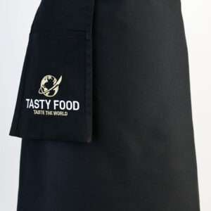 Czarna zapaska kelnerska krótka bawełniana z haftowanym logo restauracji Tasty Food