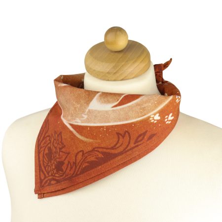 Bandana bawełniana brązowa z nadrukiem roślinnym i śladami łap na manekinie