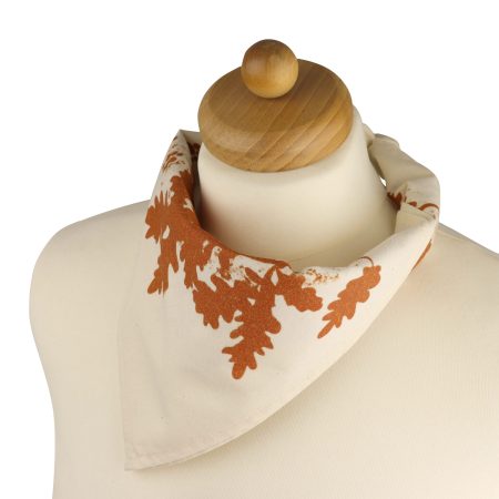 Bandana bawełniana kremowa z brązowym nadrukiem liści dębu na manekinie