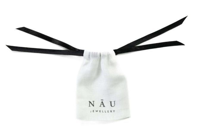 Lniany woreczek na biżuterię z nadrukowanym logo NAU w kolorze białym